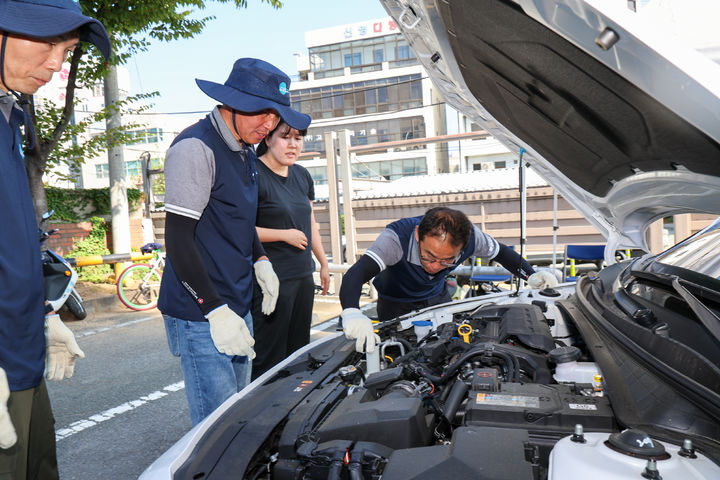 [대구=뉴시스] 대구 중구는 추석 연휴를 앞두고 구민들의 안전한 귀성길을 지원하기 위해 비사업용 자동차 무상점검을 실시한다. (사진=대구 중구 제공) 2025.09.09. photo@newsis.com *재판매 및 DB 금지