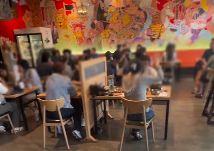 [서울=뉴시스] 그룹 'FT아일랜드' 출신 송승현(33)이 연예계 은퇴 후 미국에서 새로운 도전에 나섰다. 그는 가족이 운영하는 식당에서 밑바닥부터 배우며 서빙까지 직접 맡았고, 최근에는 한식 레스토랑 인수를 준비 중이라고 밝혔다. (사진=송승현 인스타그램 캡처) 2025.09.09. photo@newsis.com  *재판매 및 DB 금지