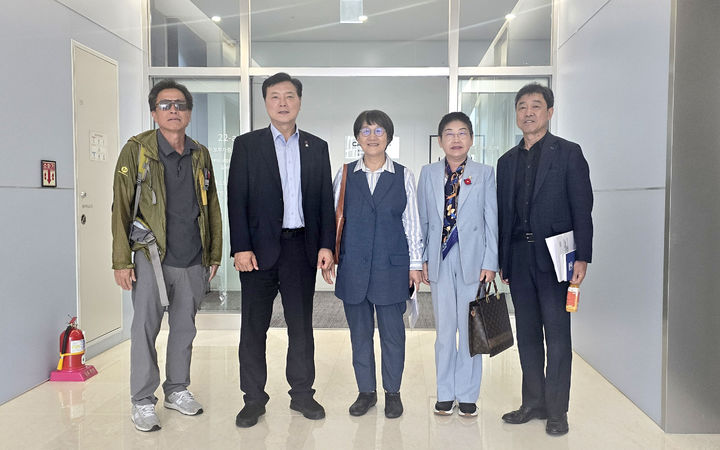 [여수=뉴시스] 여수시의회 백인숙 의장과 조계원 국회의원 등이 권태선 방송문화진흥회 이사장을 만나 면담후 사진 촬영하고 있다. (사진=여수시의회 제공) 2025.09.09. photo@newsis.com *재판매 및 DB 금지