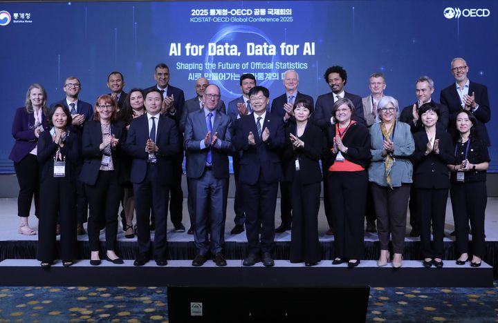 [세종=뉴시스] 통계청은 9일부터 이틀간 서울 마포구 호텔나루 서울 엠갤러리에서 'AI로 만들어가는 국가통계의 미래'를 주제로 국제회의를 개최한다고 밝혔다. 사진은 회의 단체사진. (사진=통계청 제공) 2025.09.09. photo@newsis.com *재판매 및 DB 금지