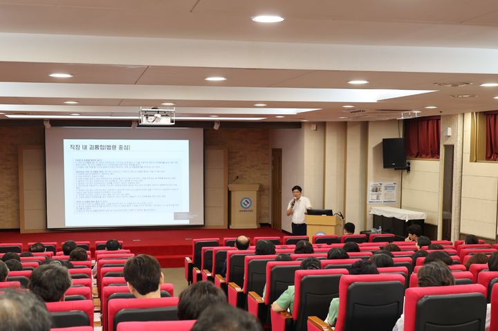 전북대학교병원은 건강한 조직문화를 만들기 위해 팀장급 이상 보직자를 대상으로 '직장 내 괴롭힘 예방교육'을 실시했다고 9일 밝혔다.&nbsp; *재판매 및 DB 금지