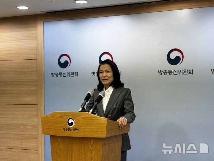 [과천=뉴시스]이진숙 방송통신위원장이 9일 정부과천청사 방송통신위원회 기자실에서 정부의 방통위 폐지 방침과 관련한 입장을 표명하고 있다. (사진=심지혜 기자)