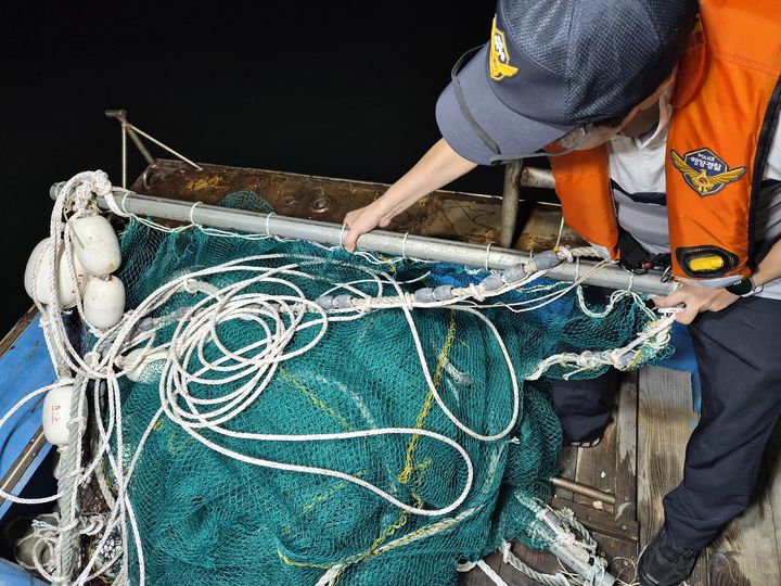 [여수=뉴시스] 여수해경이 어선에 올라 불법 어구 사용 여부를 확인하고 있다. (사진=여수해경 제공) 2025.09.09. photo@newsis.com *재판매 및 DB 금지