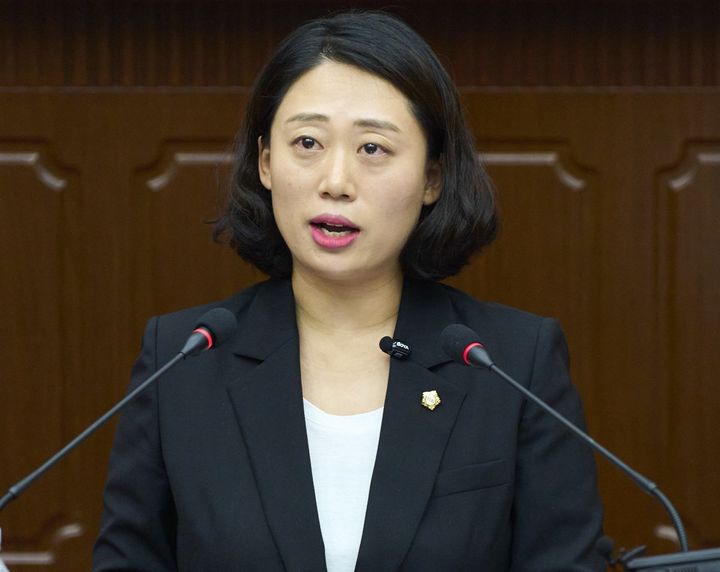 [대전=뉴시스] 조명휘 기자 = 서다운(더불어민주당·라선거구) 대전 서구의원이 9일 제292회 임시회 제1차 본회의에서 5분 자유발언을 하고 있다. (사진= 서구의회 제공) 2025.09.09. photo@newsis.com&nbsp; *재판매 및 DB 금지