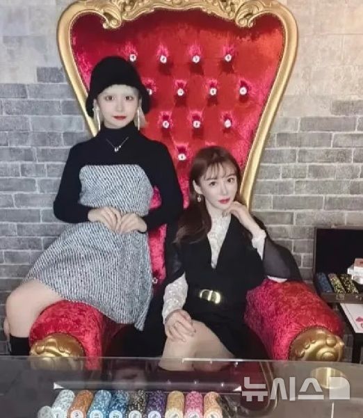 [뉴시스]모녀는 고객에게 정서적 지원을 제공하는 메이드 테마 카페를 운영하고 있다. (사진=SCMP) 2025.9.9 