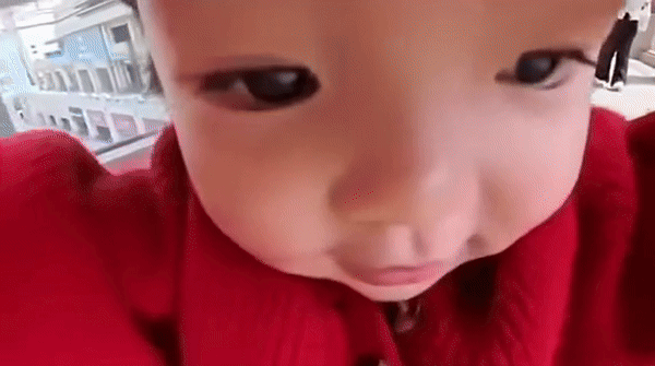 [뉴시스] 중국의 두 살 여자아이의 일상을 담은 '모기 시점' 영상이 전세계에서 화제를 모으며 조회수 3억 회 이상을 돌파했다. (사진 = Douyin 갈무리) 2025.09.09. *재판매 및 DB 금지