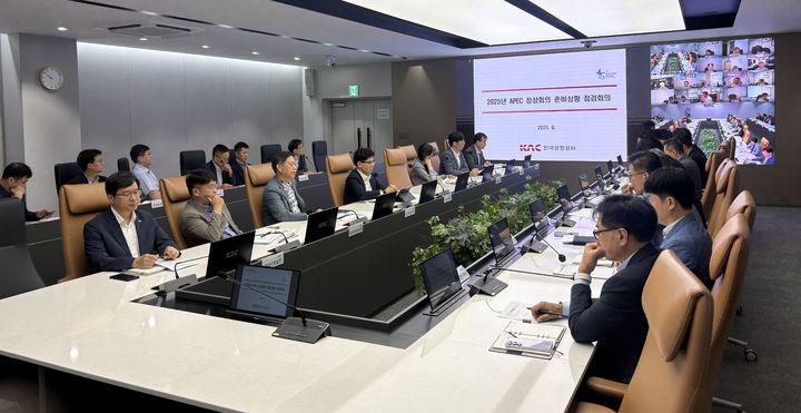 [서울=뉴시스] 9일 한국공항공사 본사에서 열린 ‘APEC 정상회의 점검회의’에서 이정기 사장직무대행(왼쪽 앞줄 네 번째)이 모두발언을 하고 있다. 2025.09.09. (사진=한국공항공사 제공) photo@newsis.com *재판매 및 DB 금지
