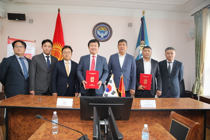 [세종=뉴시스]한난이 키르기스스탄 비슈케크시와 협약을 맺었다. 좌측에서 네번째 한난 정용기 사장, 다섯번째 아이벡 비슈케크 시장이다.(사진=한난 제공) *재판매 및 DB 금지