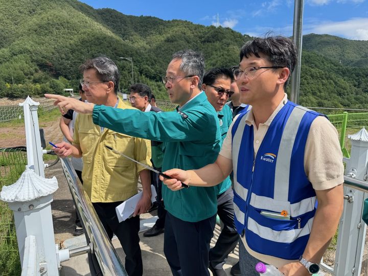 [동해=뉴시스] 동해시가 가뭄을 대비해 달방댐 등 상수원에 대해 점겁하고 있다.(사진=동해시 제공)photo@newsis.com *재판매 및 DB 금지