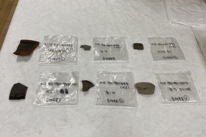 [영암=뉴시스]영암 내동리 쌍무덤 1차 시굴조사 발굴 유물. (사진=영암군 제공) 2025.09.09. photo@newsis.com *재판매 및 DB 금지