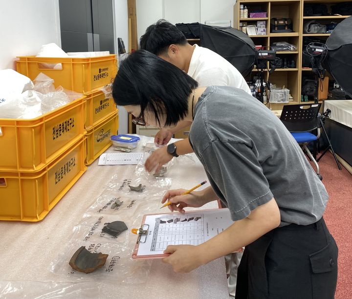 [영암=뉴시스]영암 내동리 쌍무덤 유물. (사진=영암군 제공) 2025.09.09. photo@newsis.com *재판매 및 DB 금지