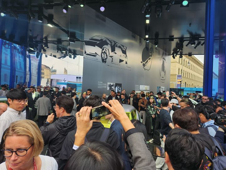 [뮌헨(독일)=뉴시스] 독일 뮌헨에서 열린 IAA 모빌리티 2025의 현대차 프레스 행사에 취재진이 몰린 모습. (사진=이창훈 기자) 2025.09.09 photo@newsis.com *재판매 및 DB 금지 *재판매 및 DB 금지