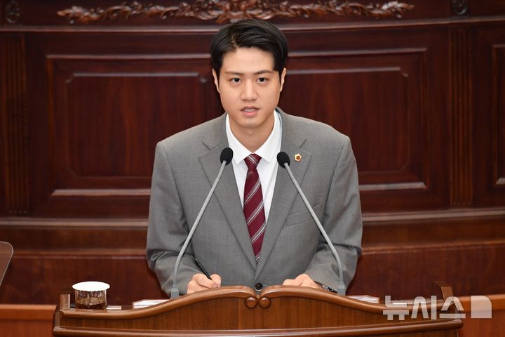 [창원=뉴시스]경남도의회 윤준영(거제3) 의원이 9일 제426회 임시회 제1차 본회의에서 도정질문을 통해 남부권 3대 핵심 현안인 가덕도신공항, 한·아세안 국가정원, 기업혁신파크와 관련해 경남도의 전략적 대응을 촉구하고 있다.(사진=경남도의회 제공) 2025.09.09. photo@newsis.com