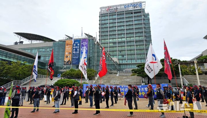 [포항=뉴시스] 송종욱 기자 = 9일 경북 포항시청 앞 광장에서 한국노총 전국레미콘운송노조 대경권지역본부 조합원 150여 명이 집회를 열고 "포항 지역 조합원의 근로 조건 개선과 노동자의 권익 신장을 위해 운송비 인상을 촉구하고 있다. 2025.09.09. sjw@newsis.com