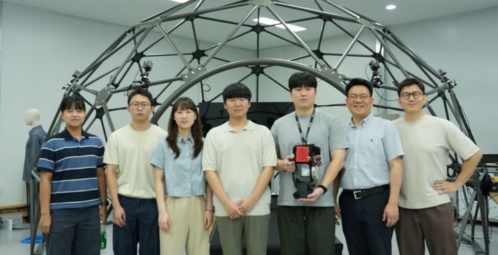 [대전=뉴시스] 세계 최경량 무릎 보조로봇을 개발한 생기원 연구팀.(왼쪽부터)배민성 학생(한양대), 장윤혁·김성은·김시우·박승태 UST학생, 안범모 수석연구원, 신원석 선임연구원.(사진=생기원 제공)&nbsp; *재판매 및 DB 금지