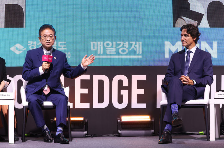[안동=뉴시스] 이철우 경북지사와 쥐스탱 트뤼도 캐나다 전 총리가 9일 서울 신라호텔에서 열린 세계지식포럼에서 '아시아태평양경제협력체(APEC)가 주도하는 포용적 성장'이라는 주제로 특별 대담을 나누고 있다. (사진=경북도 제공) 2025.09.09. photo@newsis.com *재판매 및 DB 금지
