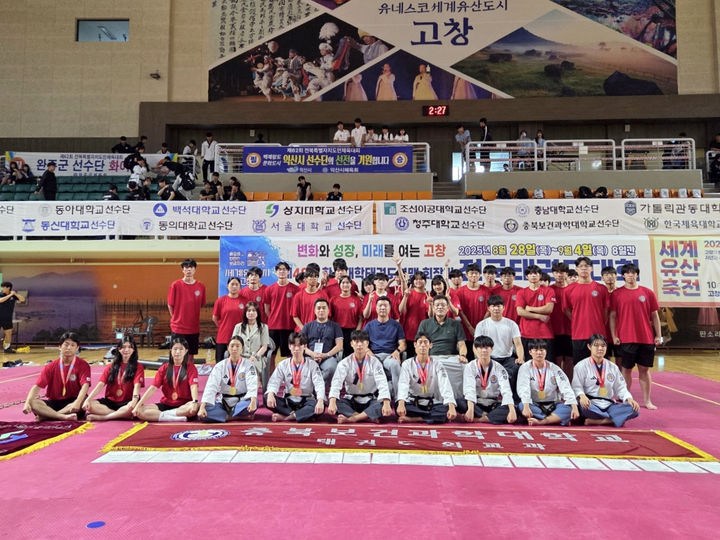 전국대학태권도대회에서 메달을 딴 충북보과대 태권도외교과 학생들이 기념 사진을 찍고 있다.&nbsp; *재판매 및 DB 금지