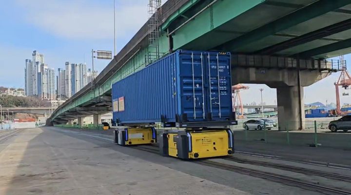 [부산=뉴시스] 타부두 환적(ITT) 자동운송시스템을 통한 컨테이너 이송 모습 (사진=부산항만공사 제공) 2025.09.09. photo@newsis.com *재판매 및 DB 금지
