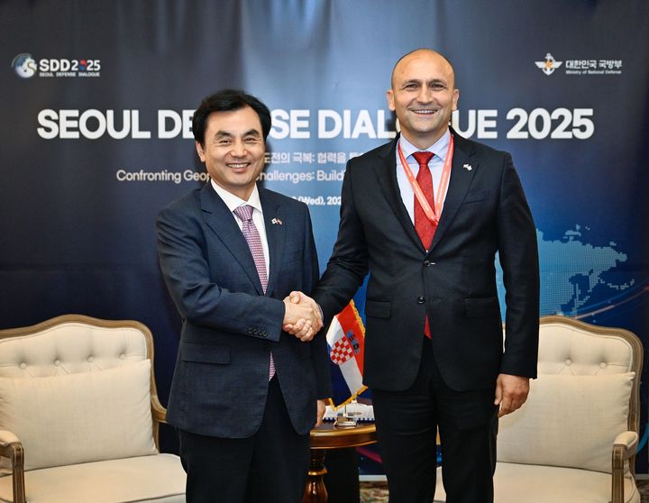 [서울=뉴시스] 안규백 국방부 장관은 9일 서울안보대화(SDD) 참석을 위해 방한 중인이반아누쉬치 크로아티아 부총리겸 국방장관과 국방장관회담을 개최하고 양국간 국방·방산협력을 논의했다. (사진=국방부 제공) 2025.09.09. photo@newsis.com *재판매 및 DB 금지
