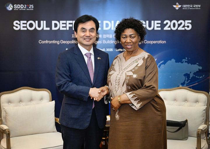 [서울=뉴시스] 안규백 국방부 장관은 9일 서울안보대화(SDD) 참석 차 방한 중인 앤지 모체카 남아프리카공화국 국방·보훈부장관과 처음으로 국방장관회담을 개최했다. (사진=국방부 제공) 2025.09.09. photo@newsis.com *재판매 및 DB 금지