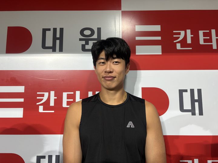 [서울=뉴시스] 신유림 기자=데뷔 첫 월간 최우수선수(MVP)에 선정 된 프로야구 키움 히어로즈의 간판타자 송성문이 9일 고척 스카이돔에서 열리는 2025 신한 쏠뱅크 KBO리그 LG 트윈스와의 경기를 앞두고 더그아웃에서 취재진을 만나 인터뷰하고 있다. 2025.09.09. spicy@newsis.com *재판매 및 DB 금지