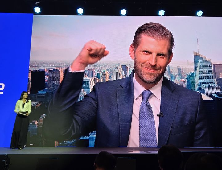 [서울=뉴시스] 도널드 트럼프 미국 대통령 차남인 에릭 트럼프 트럼프오거니제이션 총괄 부사장이 9일 서울 강남구 그랜드 인터컨티넨탈 서울 파르나스에서 열린 '업비트 D 컨퍼런스(Upbit D Conference, UDC)2025' 에서 주먹을 들어 보이고 있다. (사진=이지영 기자) 2025.09.09 *재판매 및 DB 금지