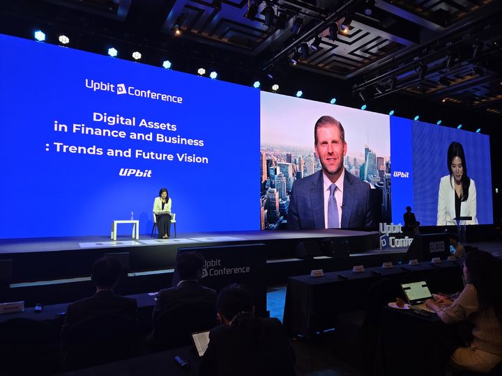 [서울=뉴시스] 도널드 트럼프 미국 대통령 차남인 에릭 트럼프 트럼프오거니제이션 총괄 부사장이 9일 '업비트 D 컨퍼런스(Upbit D Conference, UDC)2025'에서 윤선주 두나무 최고브랜드임팩트책임자(CBIO)와 화상 연결을 통해 대담을 진행했다. (사진=이지영 기자) 2025.09.09 *재판매 및 DB 금지