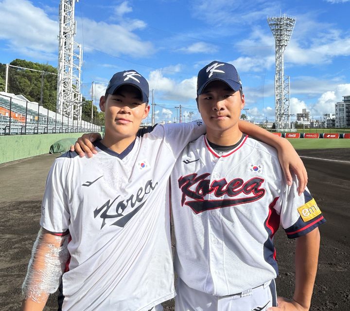 [서울=뉴시스] 18세 이하(U-18) 한국 야구 대표팀 김요엘과 박지성이 9일 일본 오키나와의 셀룰러 스타디움에서 열린 대회 조별예선 5차전에서 쿠바를 상대로 3-0 승리를 거둔 뒤 기념사진을 찍고 있다. (사진=대한야구소프트볼협회 제공) 2025.09.09. *재판매 및 DB 금지