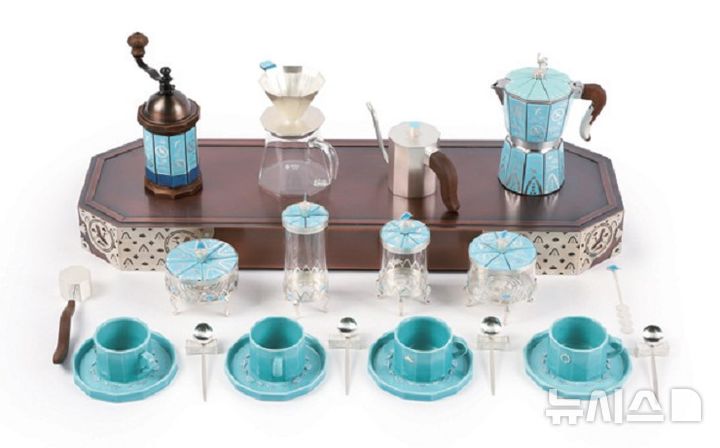 [창원=뉴시스]국가유산청과 한국공예협동조합연합회 주최·주관 2025년 '제55회 대한민국 공예품대전' 국무총리상 작품, 진주 박원호 작가 '운학문 커피도구 세트'.(사진=경남도 제공) 2025.09.09. photo@newsis.com