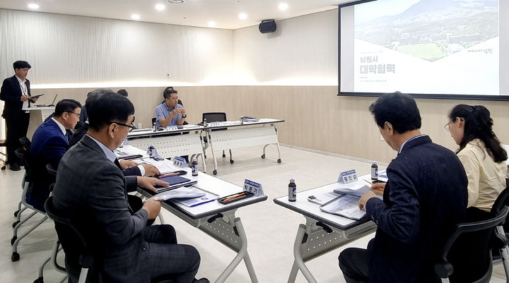 [남원=뉴시스] 8일 전북대 남원글로컬캠퍼스의 성공정착을 위한 남원시대학협력위원회 회의가 진행 중이다. *재판매 및 DB 금지