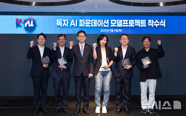 [서울=뉴시스]배경훈 과학기술정보통신부 장관이 9일 오후 서울 중구 르메르디앙 미드센츄리룸에서 열린'독자 AI 파운데이션 모델 프로젝트 착수식' 에서 'K-AI' 앰블럼 수여식 및 기념촬영을 하고 있다. 사진 왼쪽부터 임우형 LG AI연구원장, 김유원 네이버클라우드 대표, 배경훈 장관, 이연수 NC AI 대표, 유영상 SK텔레콤 대표, 김성훈 업스테이지 대표. (사진=과기정통부 제공)