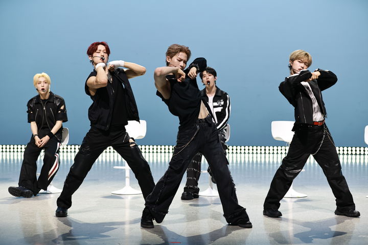 [서울=뉴시스] 그룹 올아워즈는 9일 서울 마포구 MBC 신사옥 공개홀에서 네 번째 미니 앨범 'VCF'(브이시에프) 발매 기념 쇼케이스를 개최했다. (사진=이든엔터테인먼트 제공) 2025.09.09. photo@newsis.com *재판매 및 DB 금지