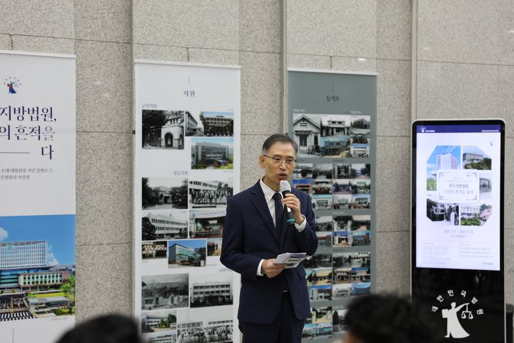 [전주=뉴시스] 10일 전북 전주시 덕진구 만성동 전주지법 청사 1층 로비에서 열린 '전주지방법원, 시간의 흔적을 담다' 사진전 개최식에서 정재규 전주지법 법원장이 인삿말을 하고 있다. (사진=전주지법 제공) 2025.09.09. photo@newsis.com *재판매 및 DB 금지