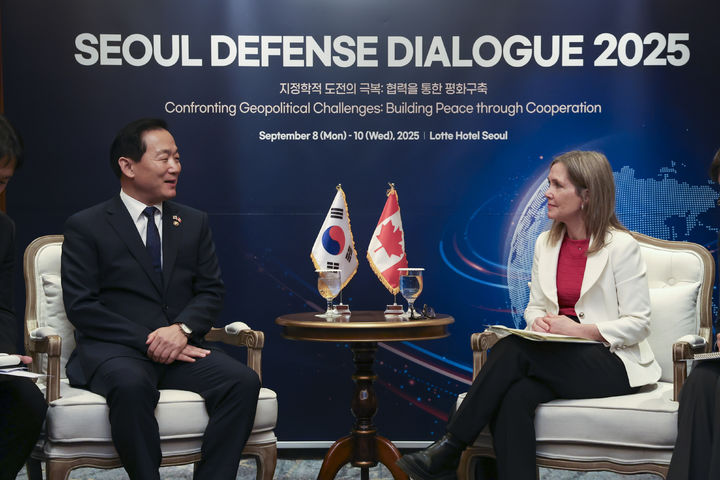 [서울=뉴시스] 이두희 국방부 차관은 9일 서울안보대화(SDD) 참석 차 방한 중인 스테파니 벡 캐나다 국방차관과 양자회담을 가졌다. (사진=국방부 제공) 2025.09.09. photo@newsis.com *재판매 및 DB 금지