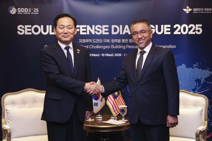 [서울=뉴시스] 이두희 국방부 차관은 9일 서울안보대화(SDD) 참석 차 방한 중인 아들리 빈 자하리 말레이시아 국방부 부장관과 양자회담을 가졌다. (사진=국방부 제공) 2025.09.09. photo@newsis.com *재판매 및 DB 금지