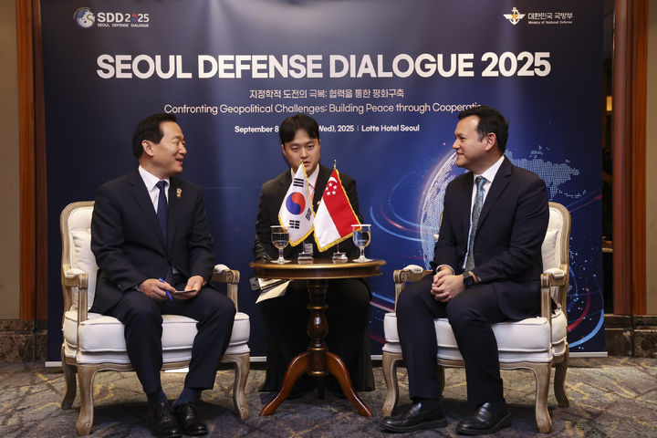 [서울=뉴시스] 이두희 국방부 차관은 9일 서울안보대화(SDD) 참석 차 방한 중인 자키모하마드 싱가포르 선임 국방국무장관과 양자회담을 가졌다. (사진=국방부 제공) 2025.09.09. photo@newsis.com *재판매 및 DB 금지