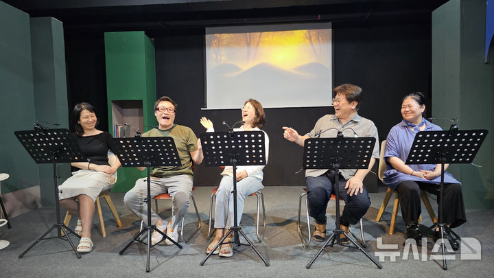 [창원=뉴시스]창원예술극단 낭독극 '굿, 나잇' 출연 배우들이 지난 8일 창원예술극단 소극장 표현공간에서 연습에 열중하고 있다.(사진=창원예술극단 제공) 2025.09.09. photo@newsis.com