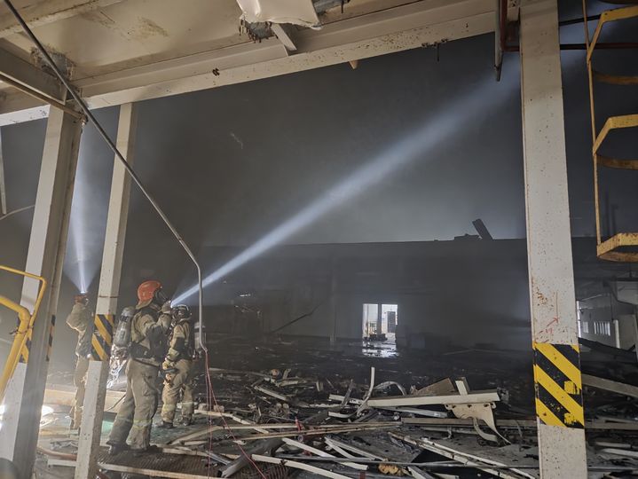 [군산=뉴시스] 9일 오후 4시26분께 전북 군산시 소룡동의 한 공장에서 불이 나 소방대원이 진화 작업을 진행하고 있다. (사진=전북도소방본부 제공) 2025.09.09. photo@newsis.com *재판매 및 DB 금지