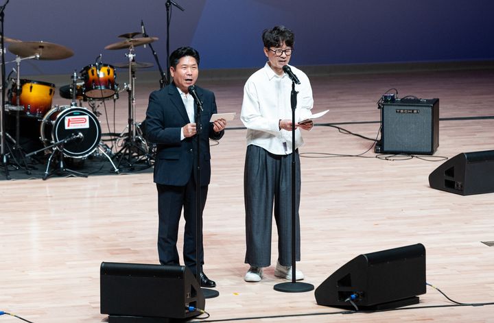 [제천=뉴시스] 이병찬 기자 = 9일 충북 제천 예술의전당에서 제21회 제천국제음악영화제 폐막식에서 김창규(제천시장·왼쪽) 조직위원장과 장항준 집행위원장이 내년을 기약하고 있다.(사진=제천국제음악영화제 제공)2025.09.09.photo@newsis.com *재판매 및 DB 금지