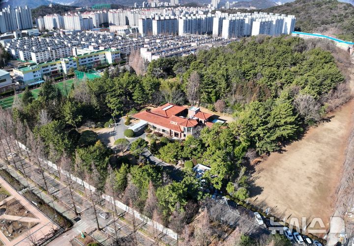 [창원=뉴시스]경남 창원특례시 성산구 용호동에 있는 경남도민의 집과 옛 도지사 관사 전경.(사진=경남도 제공) 2025.09.09. photo@newsis.com