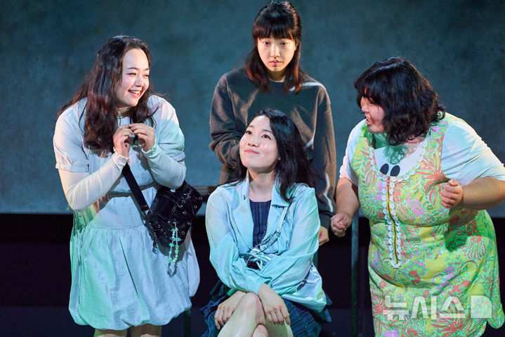 [서울=뉴시스]연극 '마른 여자들' 공연 장면. (사진=두산아트센터 제공)