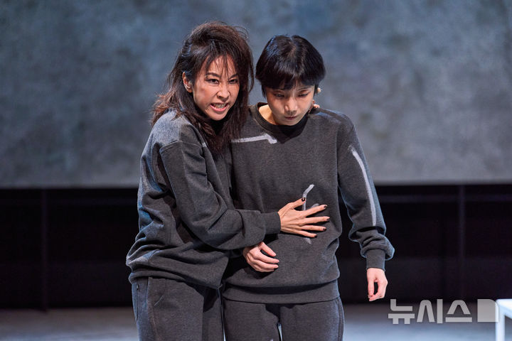  [서울=뉴시스]연극 '마른 여자들' 공연 장면. (사진=두산아트센터 제공)