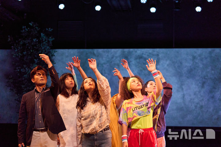  [서울=뉴시스]연극 '마른 여자들' 공연 장면. (사진=두산아트센터 제공)