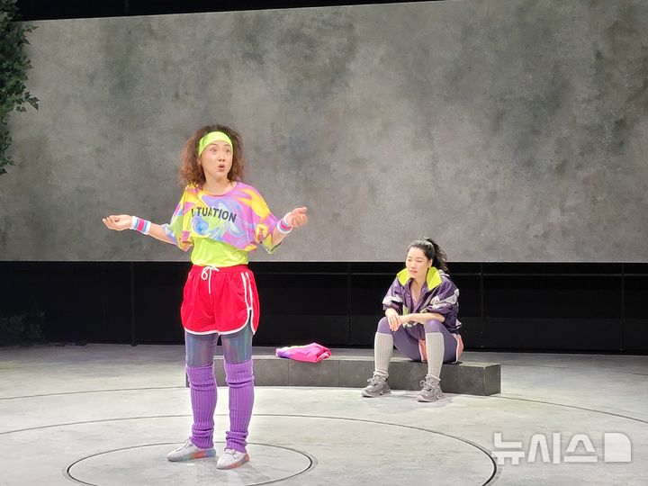  [서울=뉴시스]최희정 기자= 9일 서울 종로구 두산아트센터 스페이스111에서 박주영 연출가의 '마른 여자들' 프레스콜이 열렸다. 배우들이 열연하고 있다. 2025.09.09. dazzling@newsis.com