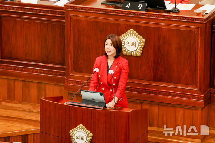 [과천=뉴시스] '공공위탁 법적 근거 명확화'를 촉구하는 우윤화 시 의원.(사진=본인 제공).2025.09.09. photo@newsis.com *재판매 및 DB 금지