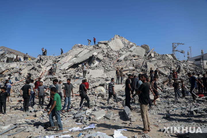 [ 가자시티=신화/뉴시스] 가자시티에 대한 이스라엘 폭격으로 9월 8일(현지시간) 순식간에 폐허로 변한 시내 서부지역의 14층 '비전'빌딩의 잔해를 팔레스타인 주민들이 살펴보고 있다. 2025.09.09.&nbsp; 