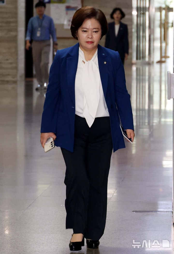 [서울=뉴시스] 조성봉 기자 = 정춘생 조국혁신당 의원이 9일 오전 서울 여의도 국회에서 열린 비공개 의원총회에 참석하고 있다. 2025.09.09. suncho21@newsis.com