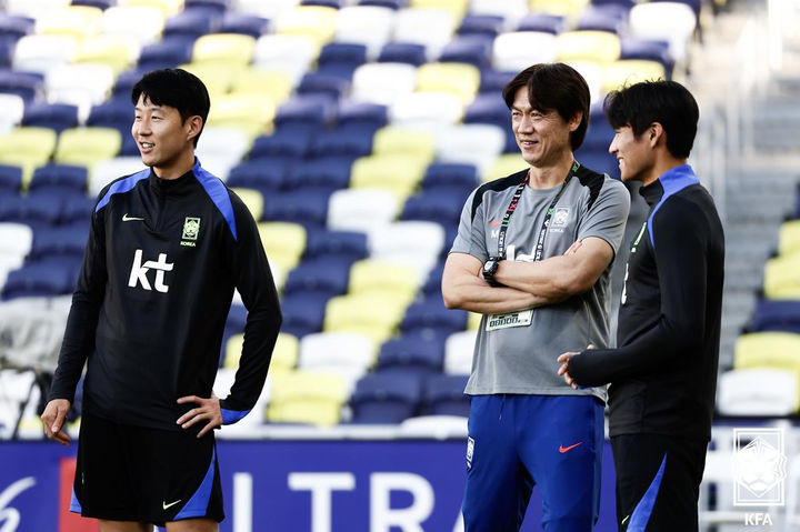 멕시코전 전술 토의 중인 손흥민·정상빈