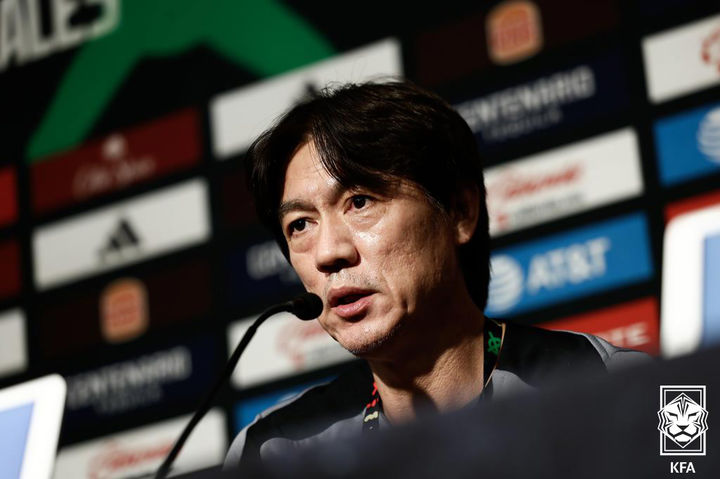 [서울=뉴시스] 홍명보 축구대표팀 감독이 9일(한국 시간) 미국 테네시주 내슈빌 지오디스파크에서 열린 멕시코와의 친선경기 공식 기자회견에서 취재진 질문에 답하고 있다. (사진=대한축구협회 제공) 2025.09.09. photo@newsis.com *재판매 및 DB 금지