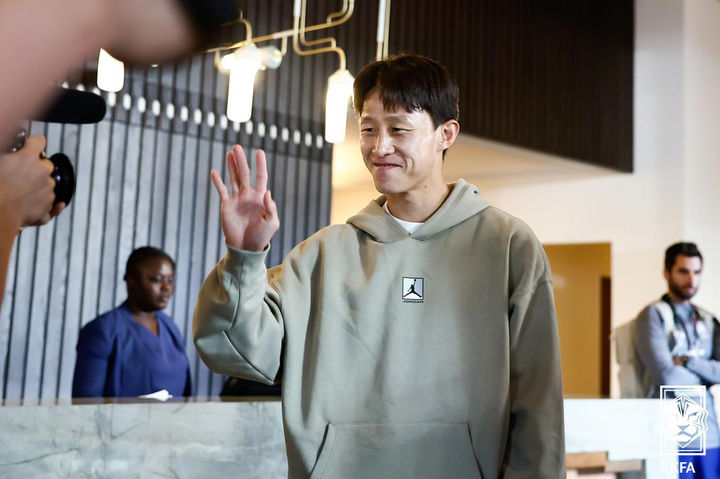 [서울=뉴시스] 부상으로 소집해제된 이재성이 9일(한국 시간) 미국 테네시주 톰슨 내슈빌에서 선수들과 인사하고 있다. (사진=대한축구협회 제공) 2025.09.09. photo@newsis.com *재판매 및 DB 금지